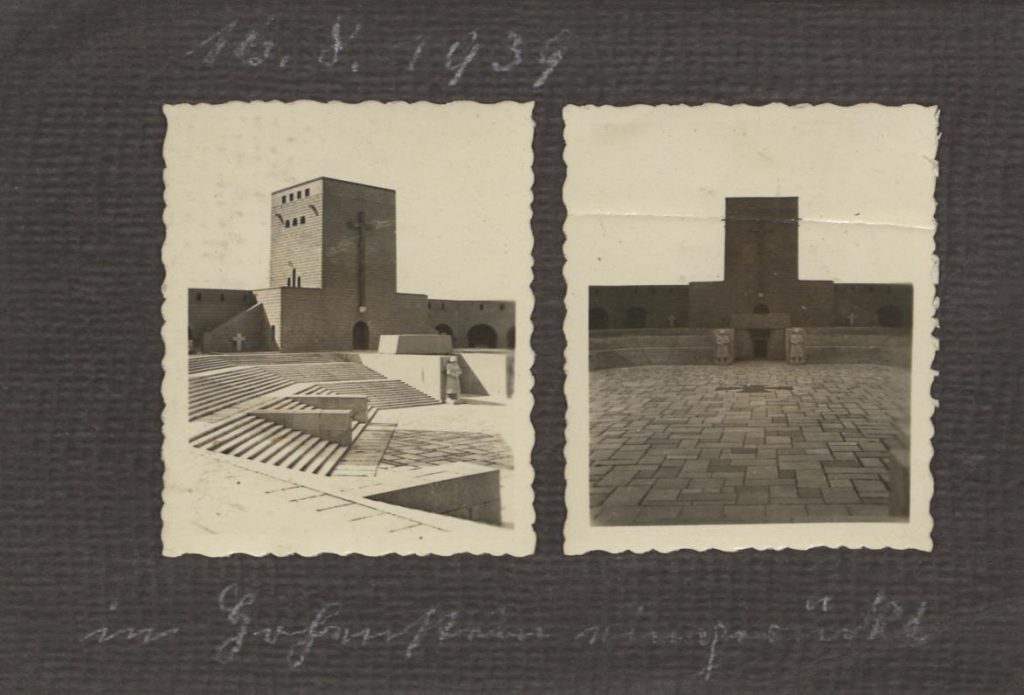 Fot. 1. Pierwsza karta albumu - pomnik Hindenburga. Źródło: I.Z.Dok. IV-163.
