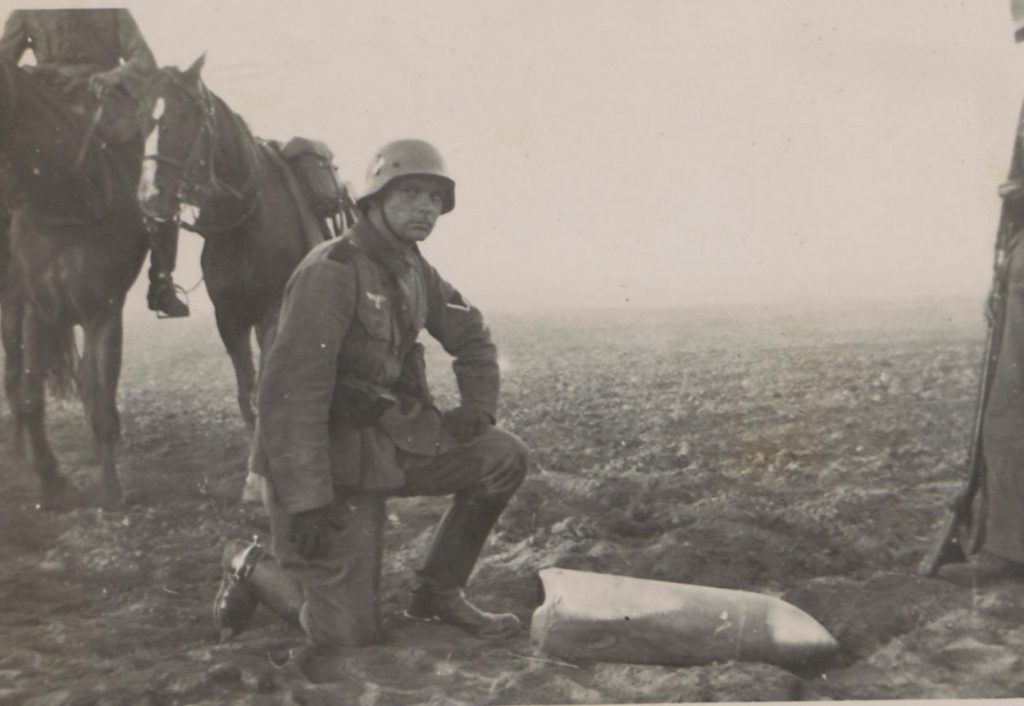 Fot. 5. Żołnierz nad bombą. Źródło: I.Z.Dok. IV-163.