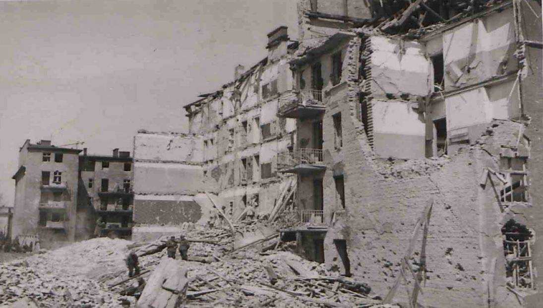 Fot. 1.Zniszczone kamienice przy ul. Śniadeckich. Źródło: I.Z. Dok IV. – 123 