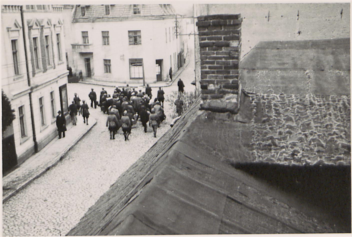Fot. 3. Transport aresztowanych na stację kolejową (ujęcie ostatnie). Źródło: I. Z. Dok. IV – 132.