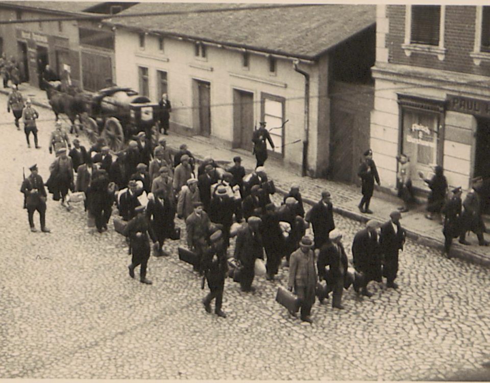 Fot. 1. Transport aresztowanych na stację kolejową (ujęcie pierwsze). Źródło: I. Z. Dok. IV – 132.