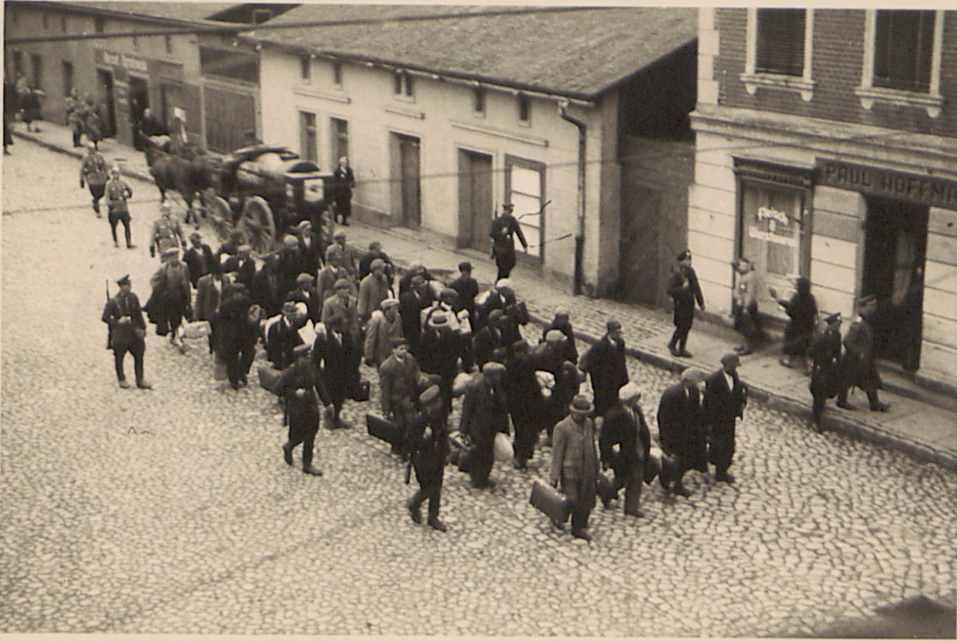 Fot. 1. Transport aresztowanych na stację kolejową (ujęcie pierwsze). Źródło: I. Z. Dok. IV – 132.