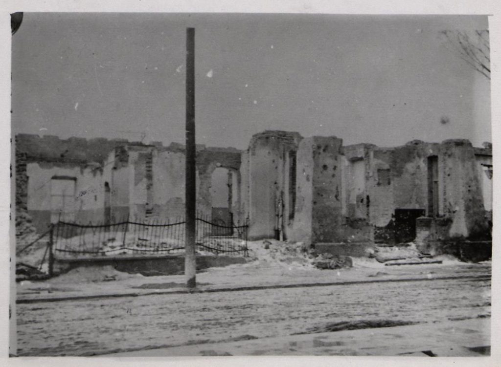 Fot. 2. Zbombardowane miasto. Podpis na odwrocie zdjęcia: „Ruiny zburzonego domu, rok 1939”. Źródło: I.Z. Dok. IV – 144. 