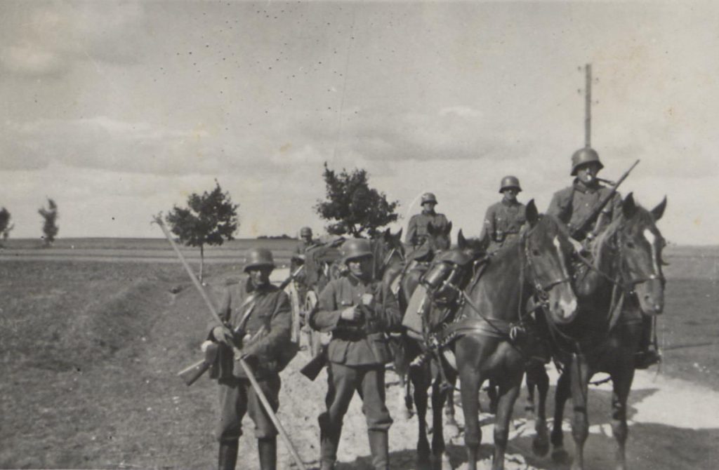 Fot. 4. Fotografia z podpisem „Po przekroczeniu”; obok data – 1.09.39. Źródło: I.Z.Dok. IV-163.