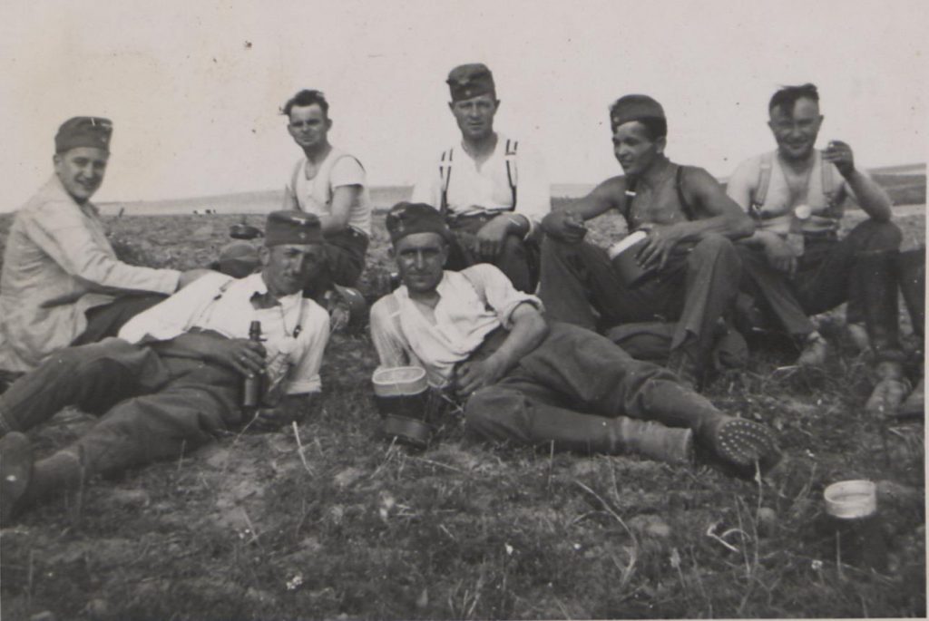 Fot. 2. Prusy Wschodnie. Żołnierze podczas odpoczynku. Źródło: I.Z.Dok. IV-163.
