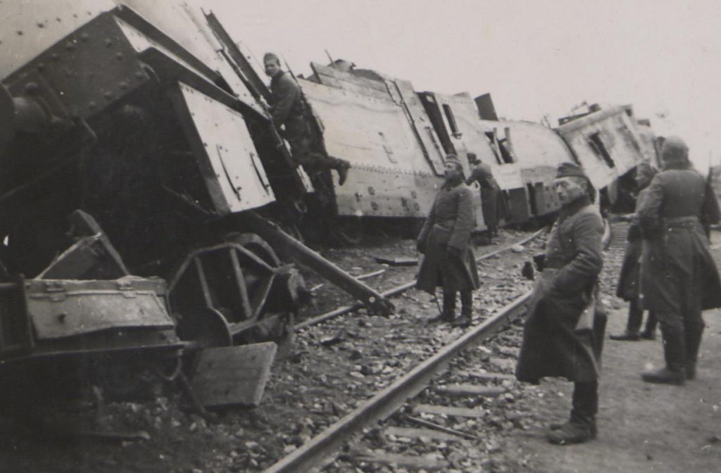 Fot. 8. Wykolejony pociąg pancerny. Fot. 8. Wykolejony pociąg pancerny. Źródło: I.Z.Dok. IV-163.