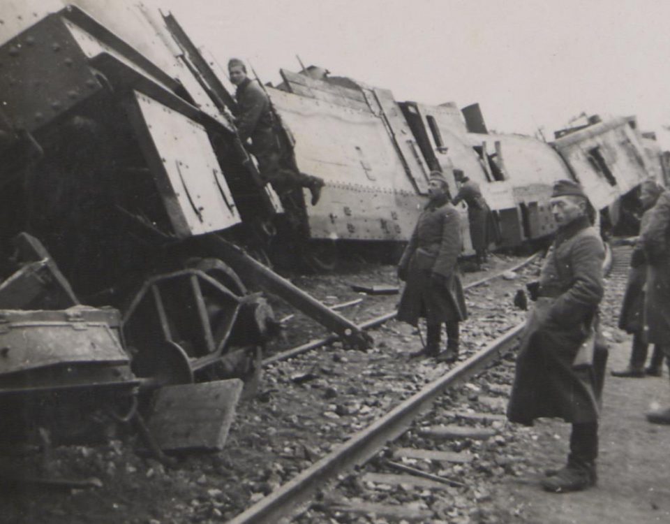 Fot. 8. Wykolejony pociąg pancerny. Fot. 8. Wykolejony pociąg pancerny. Źródło: I.Z.Dok. IV-163.